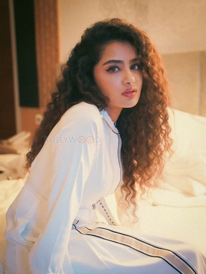 Beautiful Anupama Parameswaran in a White Dress Photoshoot Pictures 06