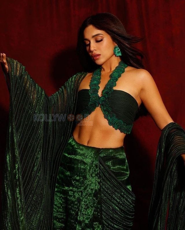 Beautiful Bhumi Pednekar in a Metallic Green Pleated Saree at Jio MAMI Film Festival 2023 Photos 04