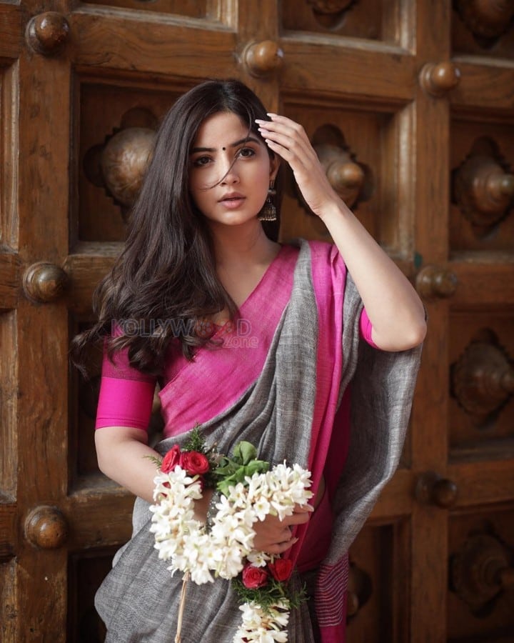 Beautiful Kashmira Pardeshi in a Handloom Linen Saree Photos 02