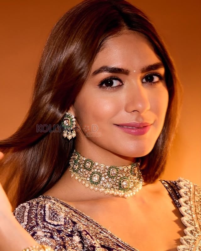 Beautiful Mrunal Thakur in a Gold Tissue Saree with Scalloped Borders with an Embroidered Silk Blouse Photos 02