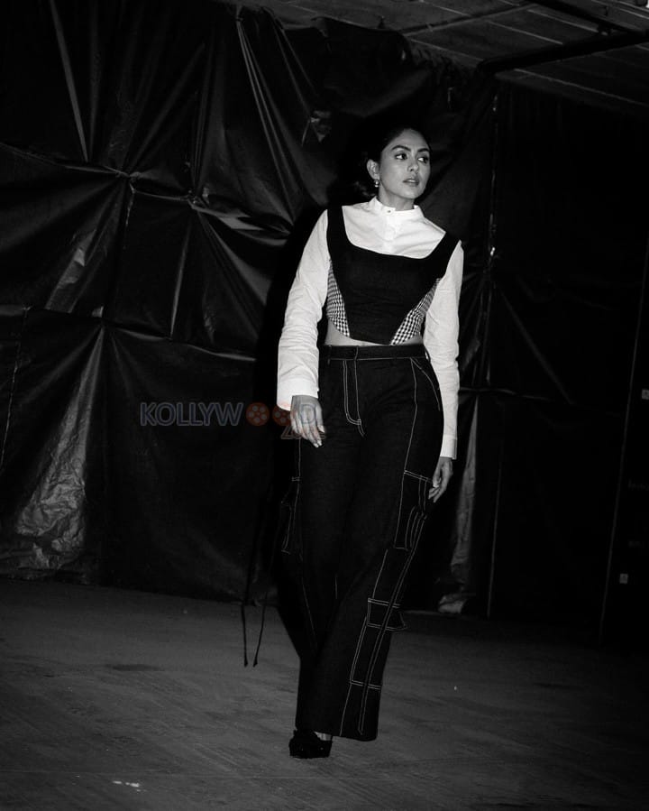 Beautiful Mrunal Thakur in a Monochromatic Outfit Pictures 06
