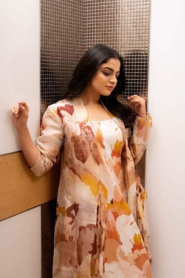 Beautiful Nikhila Vimal in an Abstract Maxi Dress Pictures 03