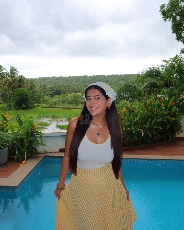Beautiful Rashi Singh in a White Sleeveless Top and Yellow Gingham Skirt Pictures 02