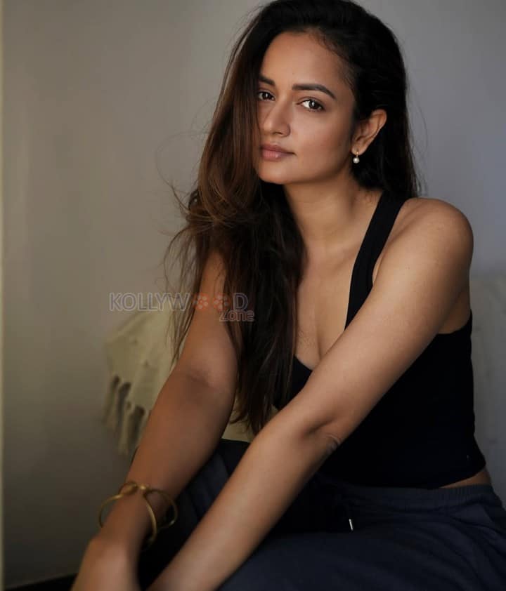 Beautiful Shanvi Srivastava in a Black Sleeveless Top Photos 02