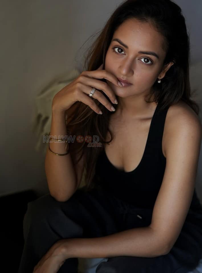 Beautiful Shanvi Srivastava in a Black Sleeveless Top Photos 03