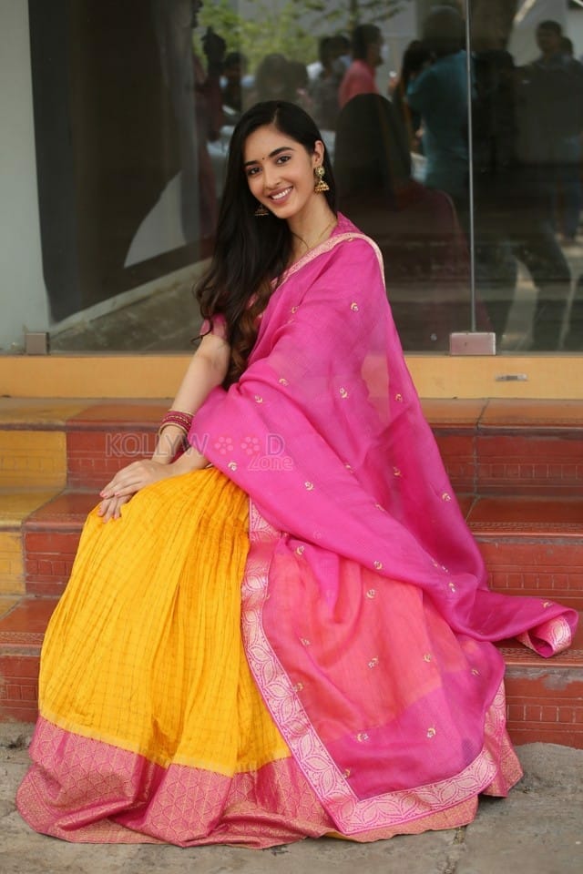 Beautiful Simrat Kaur Saree Pictures