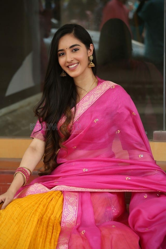 Beautiful Simrat Kaur Saree Pictures