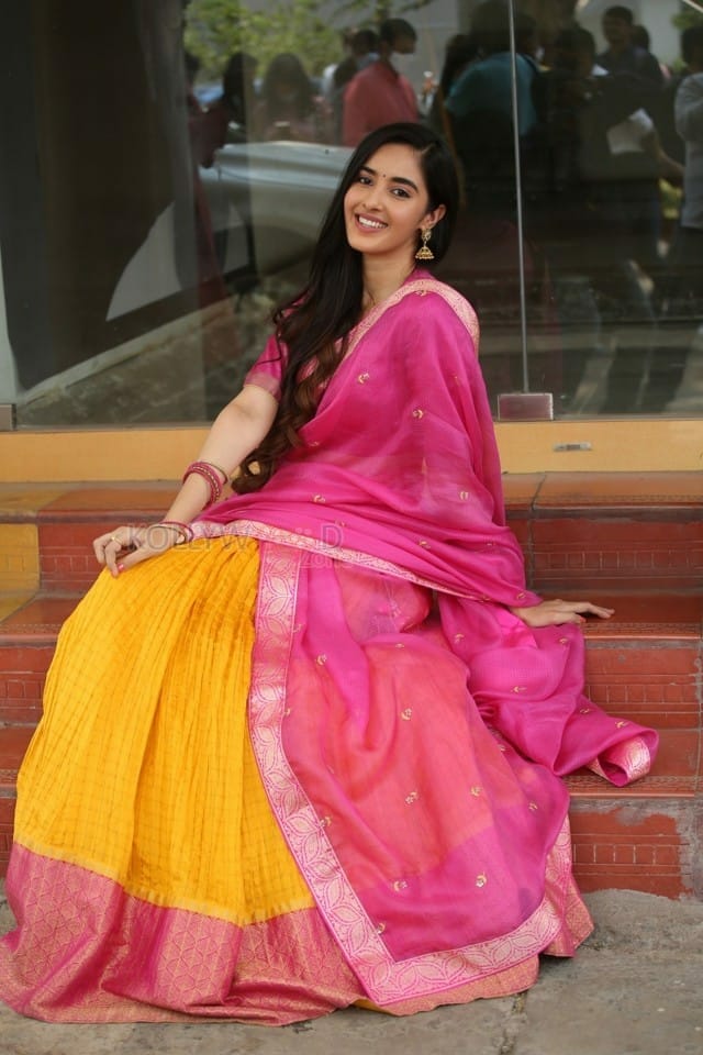 Beautiful Simrat Kaur Saree Pictures