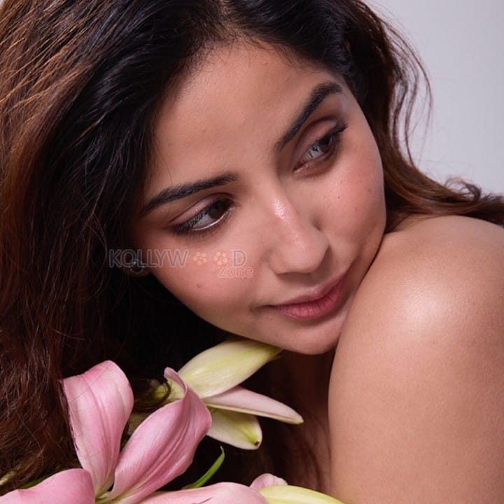 Beautiful and Gorgeous Kashmira Pardeshi Pictures 01