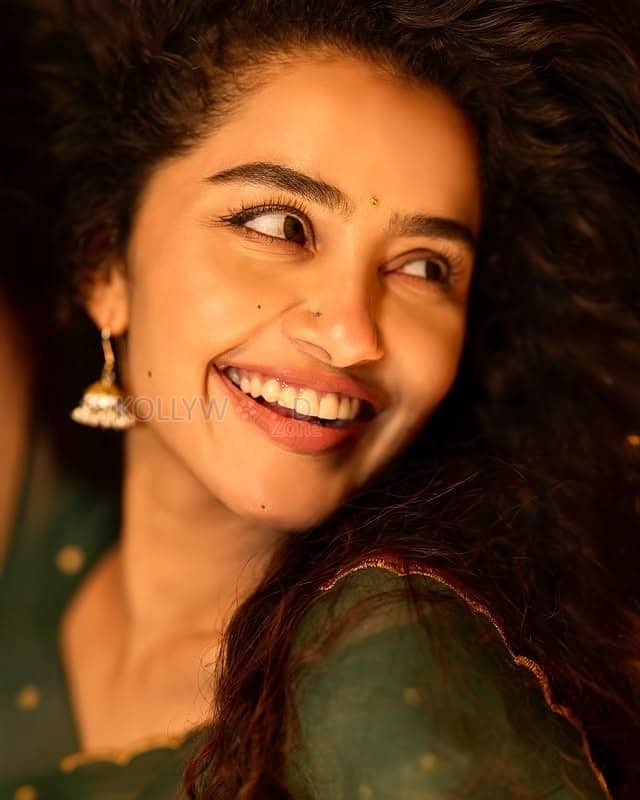 Beautifully Gorgeous Anupama Parameswaran in a Green Saree with Sheer Full Sleeve Blouse Photos 05
