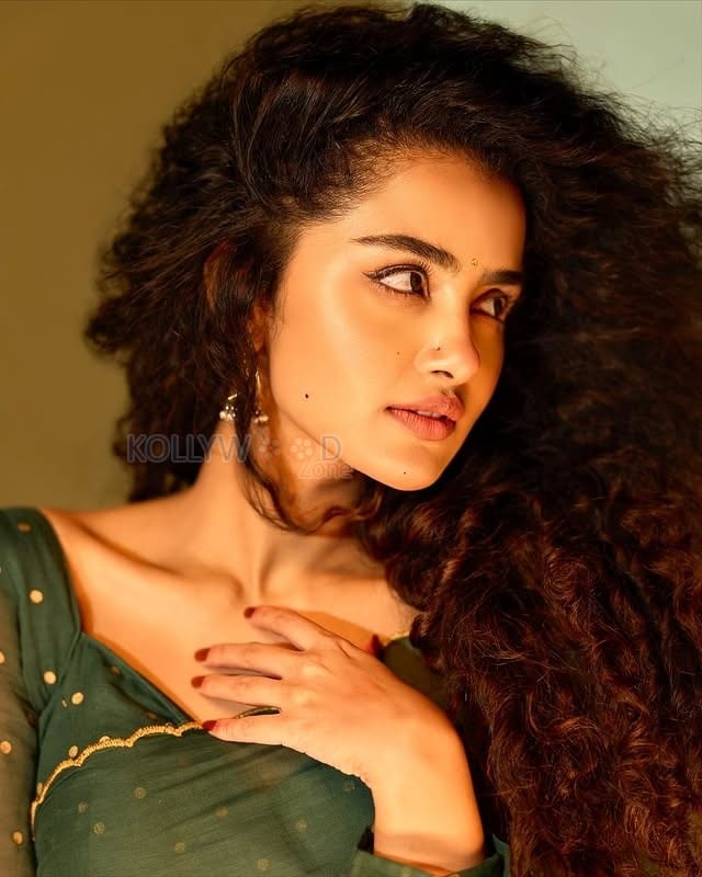 Beautifully Gorgeous Anupama Parameswaran in a Green Saree with Sheer Full Sleeve Blouse Photos 07