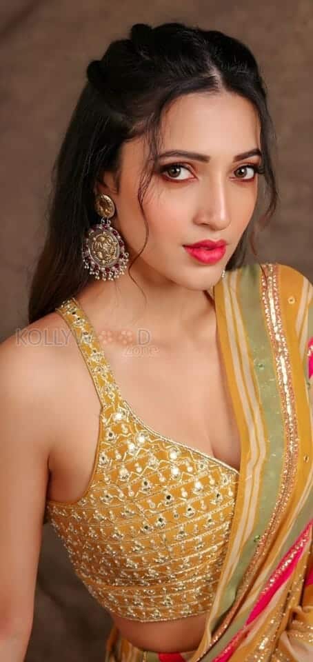 Bedurulanka 2012 Heroine Neha Shetty Sexy Pictures 05