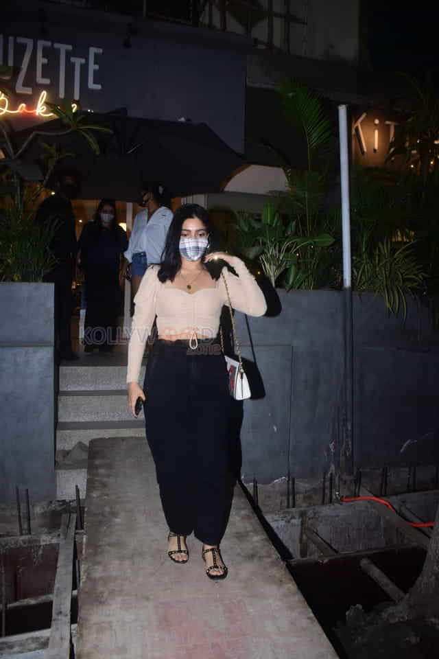 Bhumi Pendekar Spotted In Bandra Photos