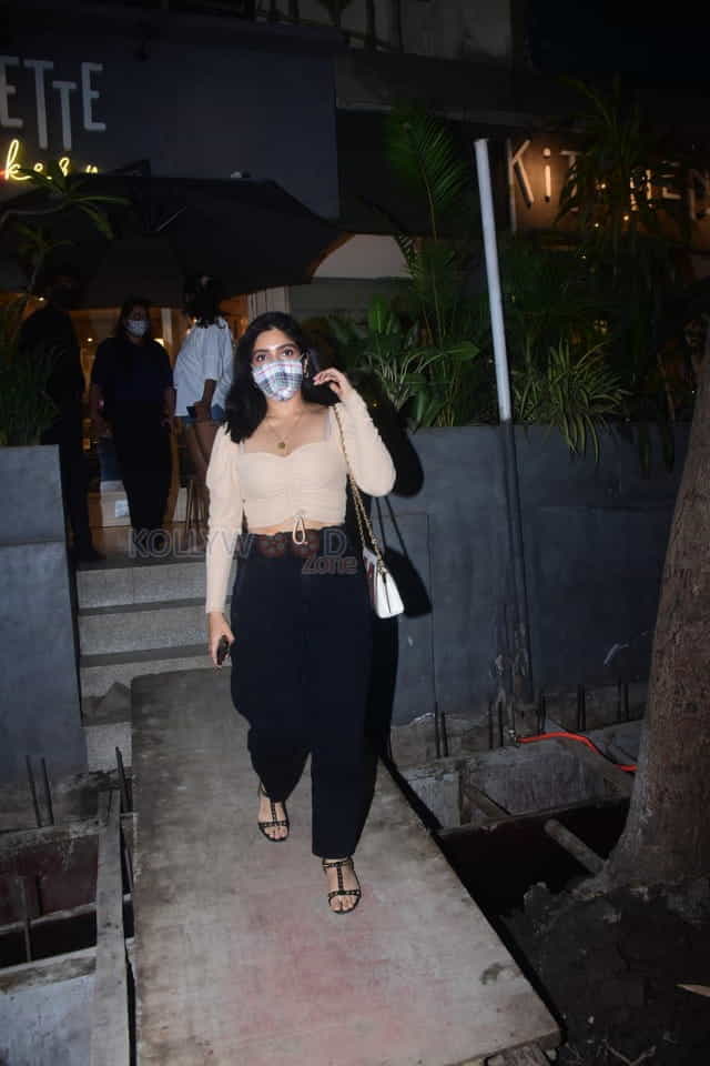 Bhumi Pendekar Spotted In Bandra Photos