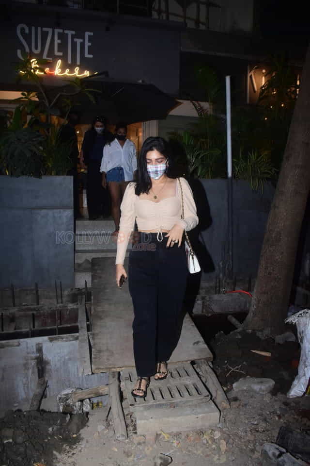 Bhumi Pendekar Spotted In Bandra Photos