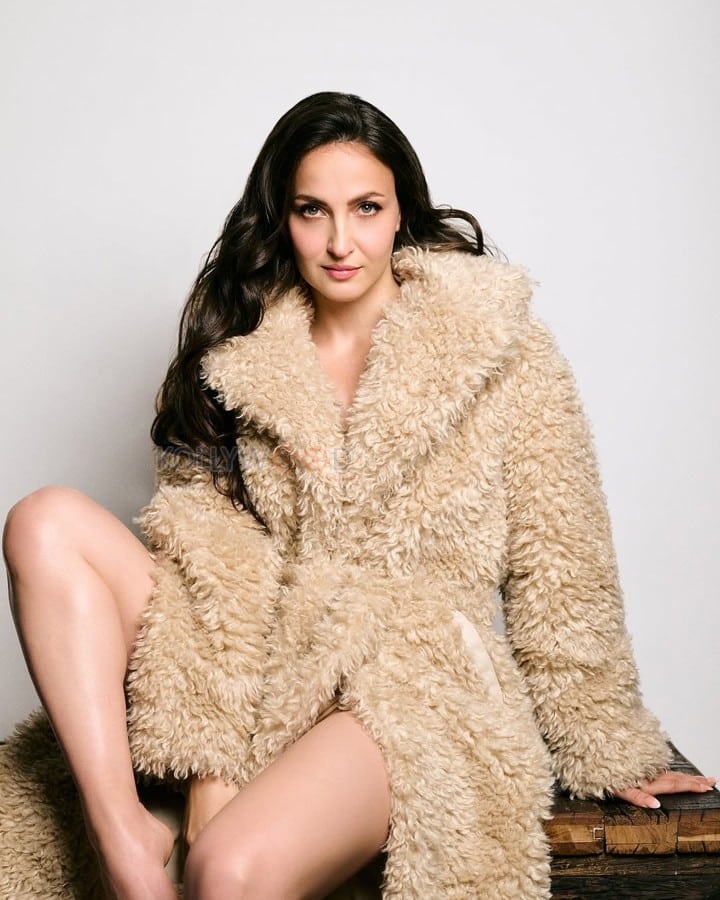 Bold Elli Avrram in a Beige Overcoat Photoshoot Pictures 01