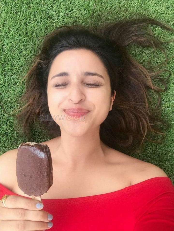 Bollywood Babe Parineeti Chopra Photos