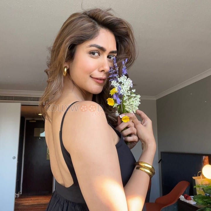 Charming Mrunal Thakur in a Black Spaghetti Strap Bodycon Dress Pictures 01