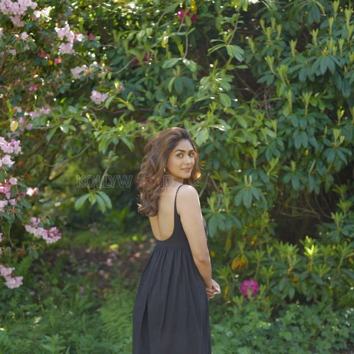 Charming Mrunal Thakur in a Black Spaghetti Strap Bodycon Dress Pictures 06