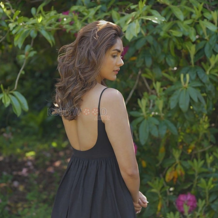 Charming Mrunal Thakur in a Black Spaghetti Strap Bodycon Dress Pictures 08