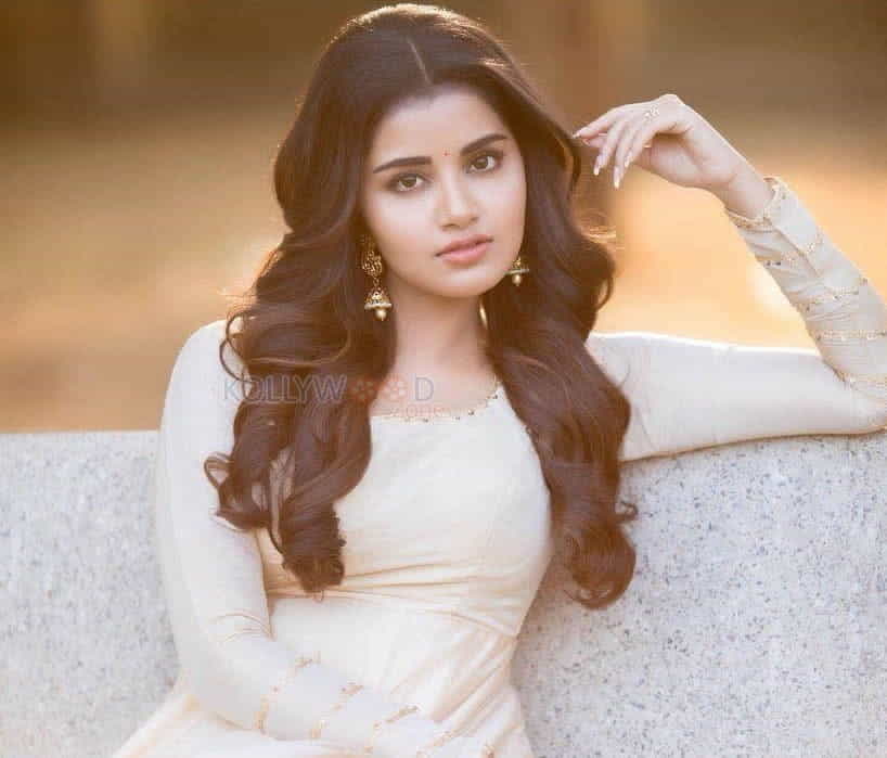 Cute Actress Anupama Parameswaran Photos