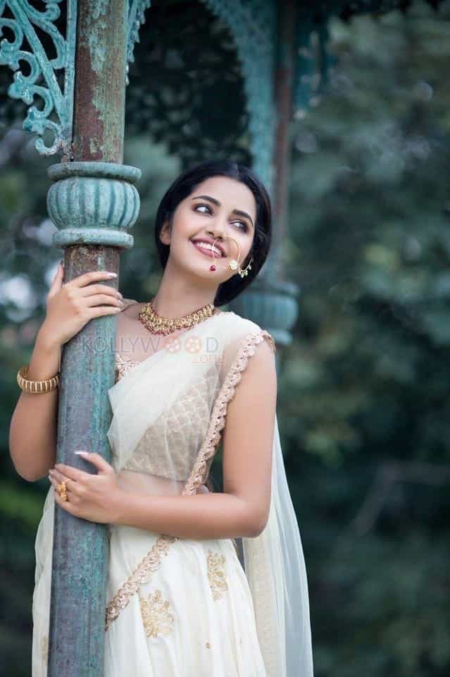 Cute Actress Anupama Parameswaran Photos