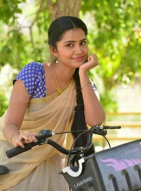 Cute Anupama Parameswaran Photos