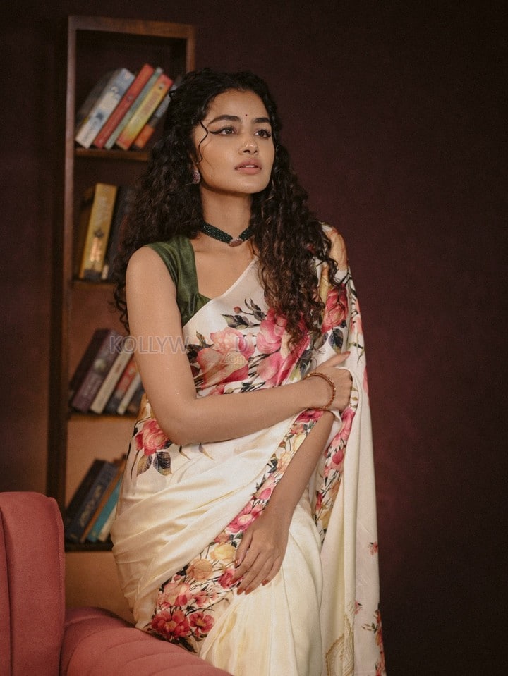 Cute Anupama Parameswaran in a Floral Rose Printed Saree and Sleeveless Blouse Pictures 01