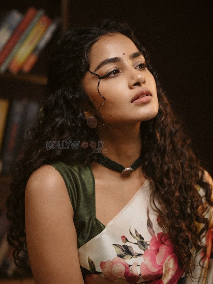 Cute Anupama Parameswaran in a Floral Rose Printed Saree and Sleeveless Blouse Pictures 02