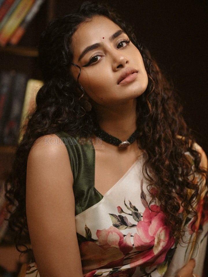 Cute Anupama Parameswaran in a Floral Rose Printed Saree and Sleeveless Blouse Pictures 04