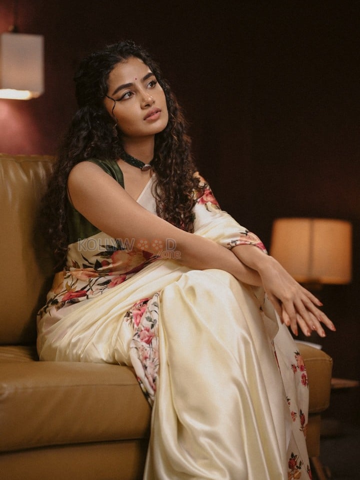 Cute Anupama Parameswaran in a Floral Rose Printed Saree and Sleeveless Blouse Pictures 05