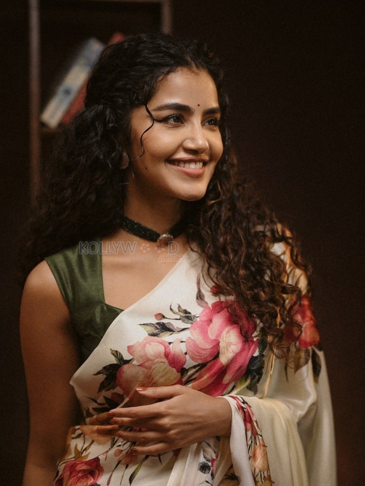 Cute Anupama Parameswaran in a Floral Rose Printed Saree and Sleeveless Blouse Pictures 06