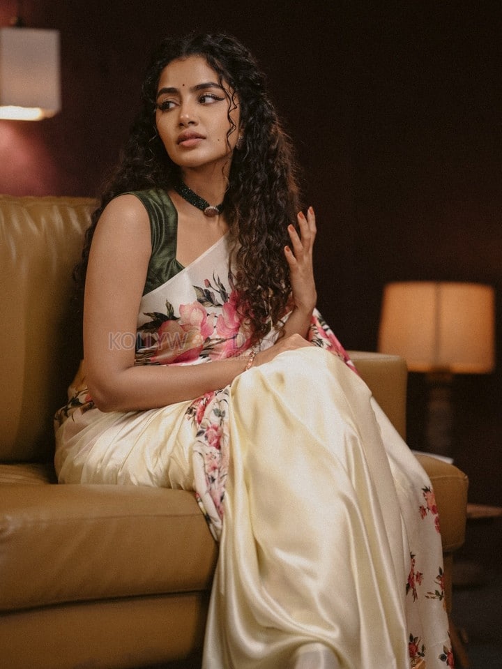 Cute Anupama Parameswaran in a Floral Rose Printed Saree and Sleeveless Blouse Pictures 08