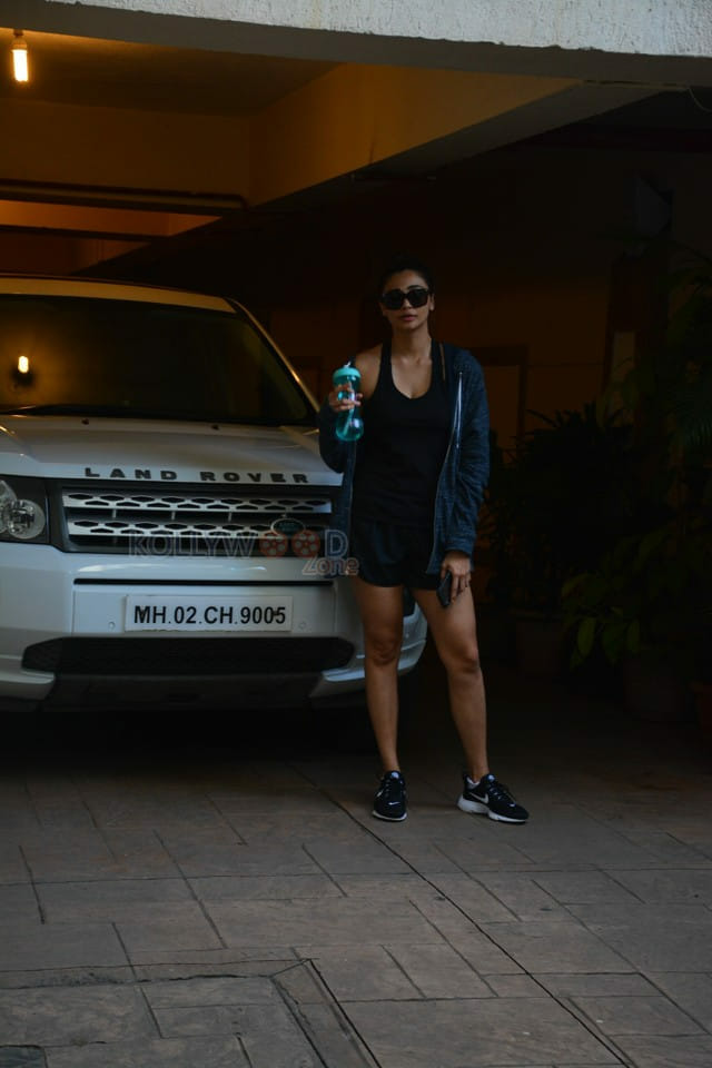 Daisy Shah Spotted At Bandra Photos