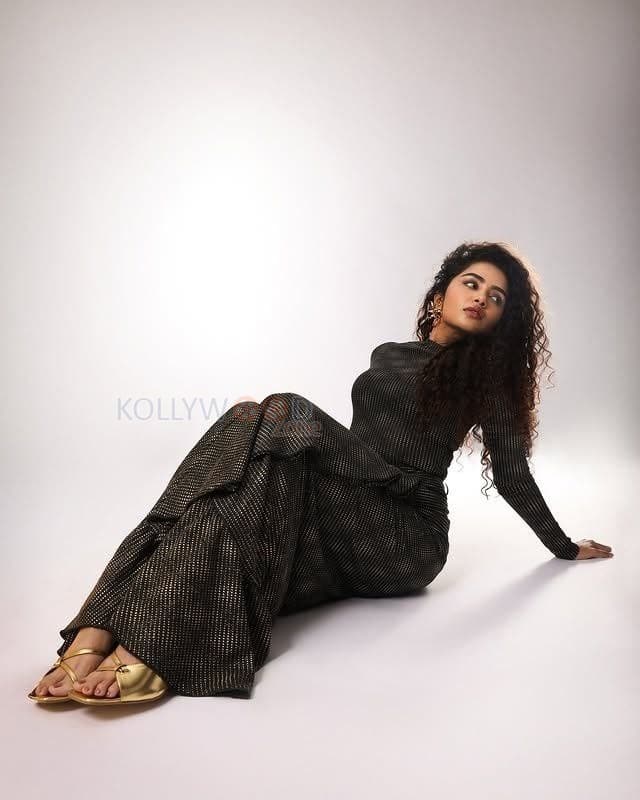 Dazzling Anupama Parameshwaran in a Black Full Length Bodycon Dress Pictures 01