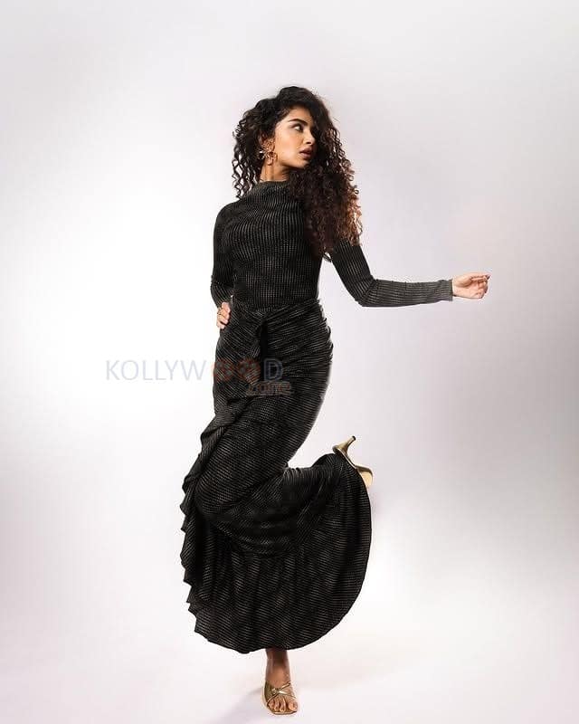 Dazzling Anupama Parameshwaran in a Black Full Length Bodycon Dress Pictures 02