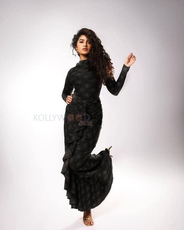 Dazzling Anupama Parameshwaran in a Black Full Length Bodycon Dress Pictures 07