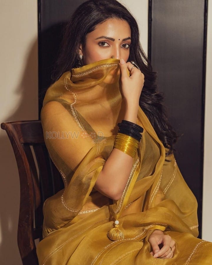 Dreamy Beauty Neha Shetty in a Golden Saree with Black Sleeveless Blouse Photos 01