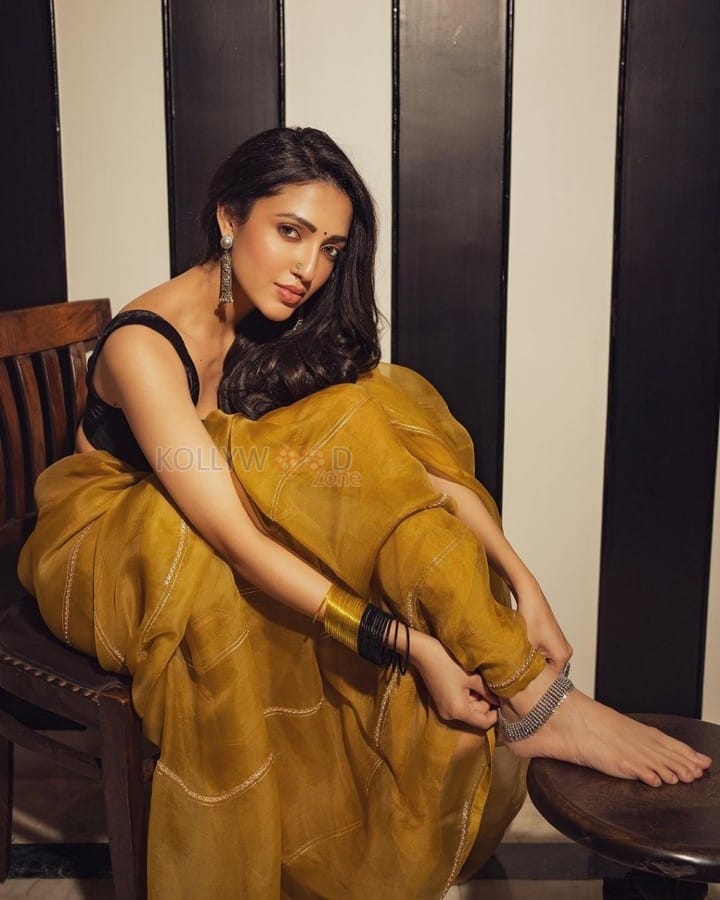 Dreamy Beauty Neha Shetty in a Golden Saree with Black Sleeveless Blouse Photos 05
