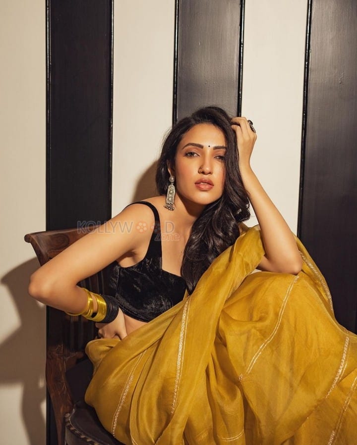 Dreamy Beauty Neha Shetty in a Golden Saree with Black Sleeveless Blouse Photos 07