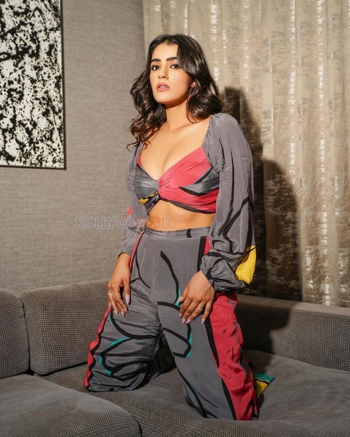 Eagle Actress Kavya Thapar Busty Cleavage in a Stylish Plunging Neckline Pink and Grey Outfit on a Sofa Photos 03