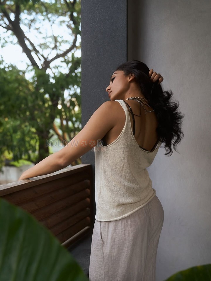 Effortless Beauty Sobhita Dhulipala Chic Pictures 03