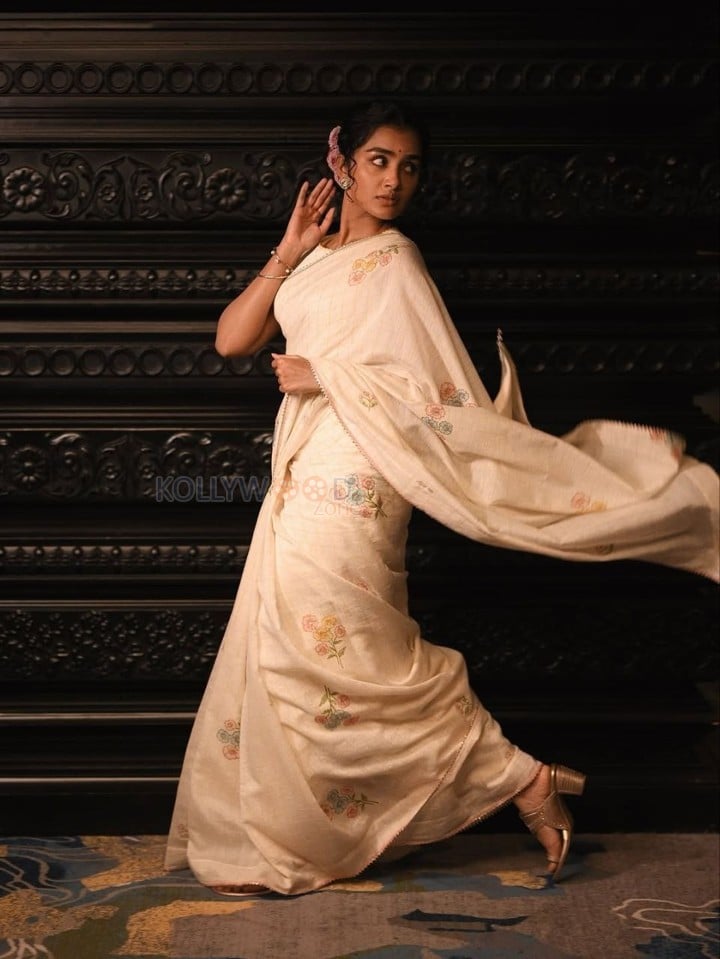 Elegant Heroine Anupama Parameswaran in a Cream Handover Floral Embroidered Saree Photos 07