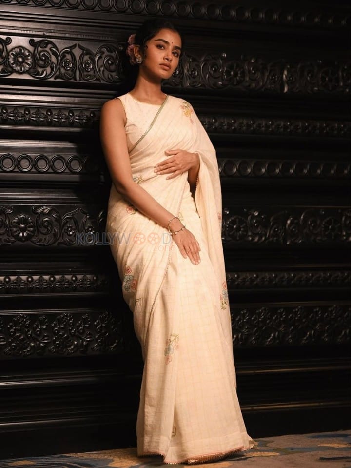 Elegant Heroine Anupama Parameswaran in a Cream Handover Floral Embroidered Saree Photos 09