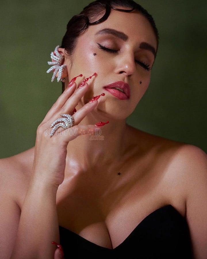 Elegant Huma Qureshi in a Black Strapless Gown at Vivienne Westwood Fashion Show Pictures 02