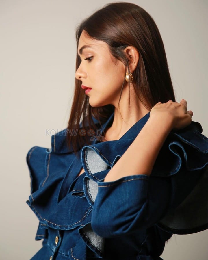 Elegant Mrunal Thakur in a Denim on Denim Look Pictures 05