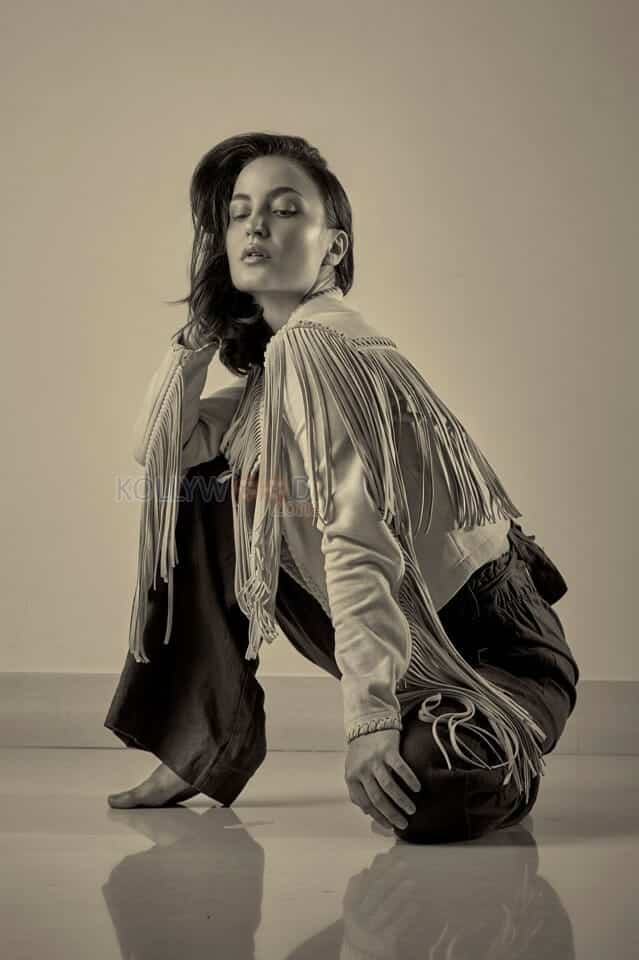 Ganapath Part 1 Movie Actress Elli Avram Photoshoot Stills 04