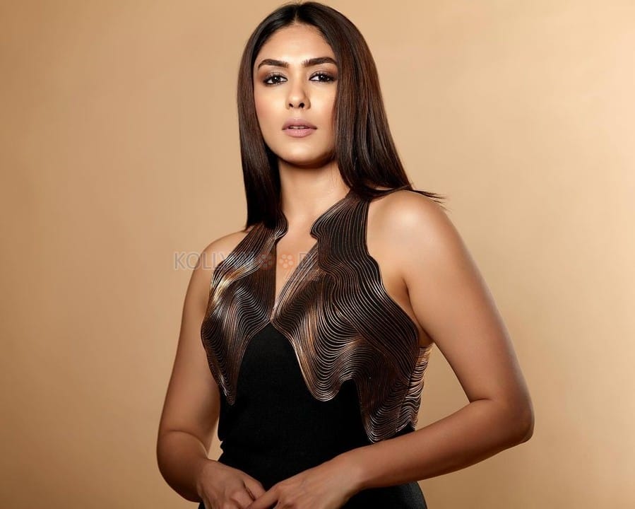 Glamour Beauty Mrunal Thakur in a Black and Gold Dress Photos 07