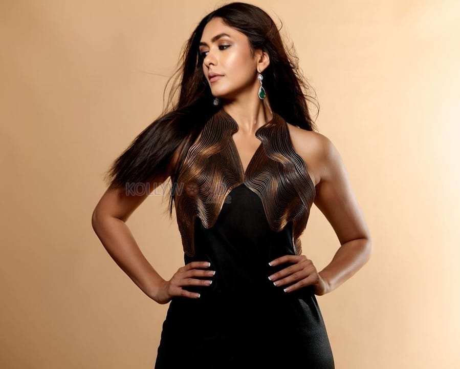 Glamour Beauty Mrunal Thakur in a Black and Gold Dress Photos 08