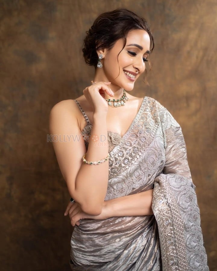 Gorgeous Pragya Jaiswal in a Silver Saree for Telangana Gaddar Film Awards 2025 Photos 02